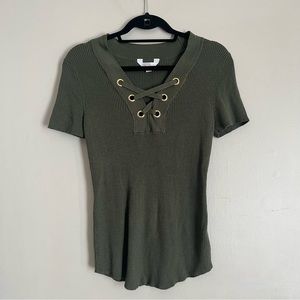 No boundaries criss cross neck tee
